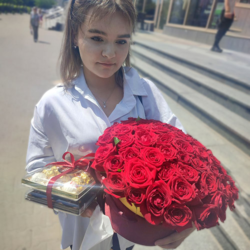 Фото товара 33 троянди в капелюшній коробці у Надвірній