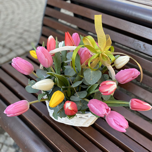 живе фото товару "25 тюльпанів мікс у кошику"
