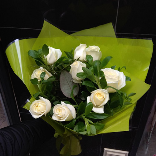 живе фото товару "11 кремових троянд"