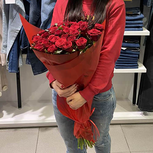 живе фото товару "33 червоні троянди"
