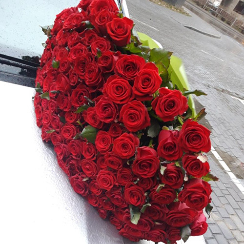живе фото товару "101 червона троянда"