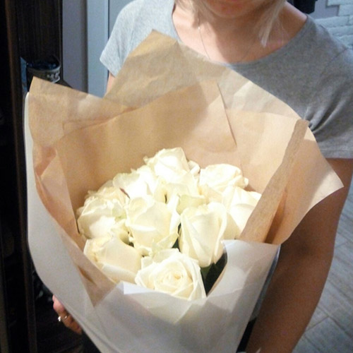 живе фото товару "11 кремових троянд"