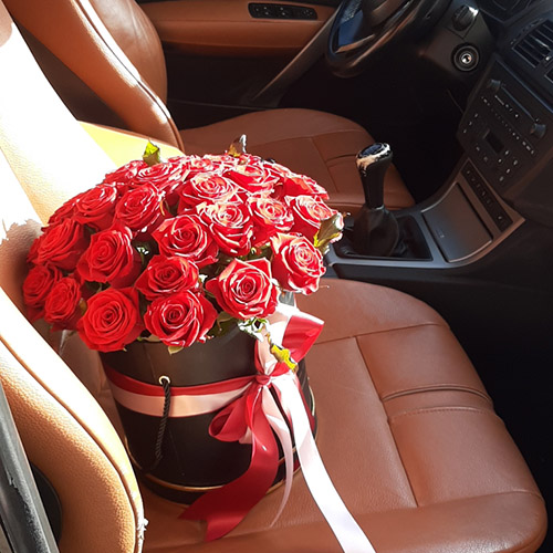 живе фото товару "33 троянди в капелюшній коробці"