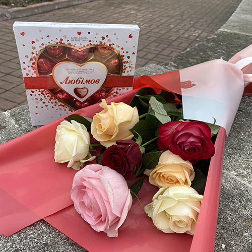 живе фото товару "7 троянд мікс із цукерками"