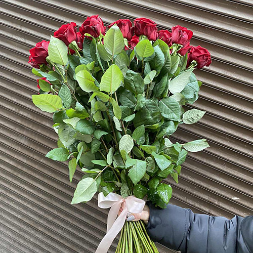 живе фото товару "33 червоні троянди"