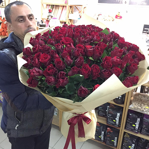 живе фото товару "101 червона троянда"