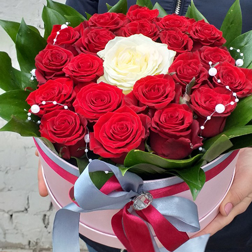 букет троянд в коробці фото