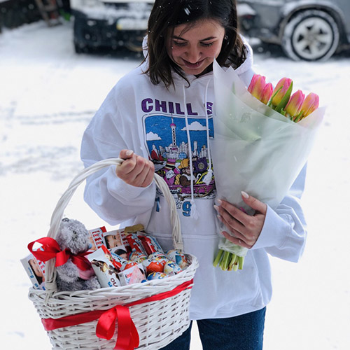 букет тюльпанів і кошик солодощів фото