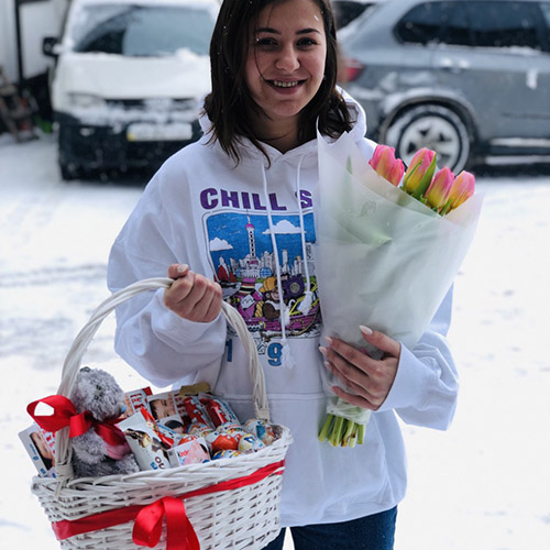 шоколадні солодощі та ведмедик в кошику