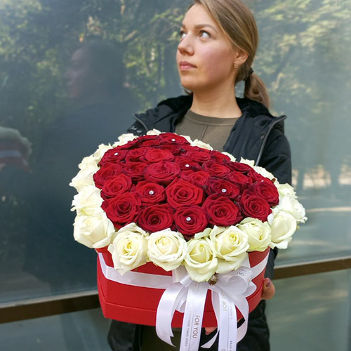 живе фото товару "51 троянда серце в коробці"