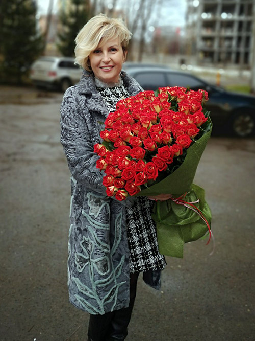 жінка з букетом червоних троянд фото