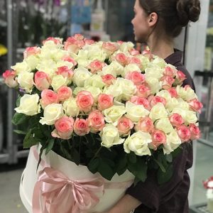 101 біла та рожева троянда в коробці у Надвірній фото