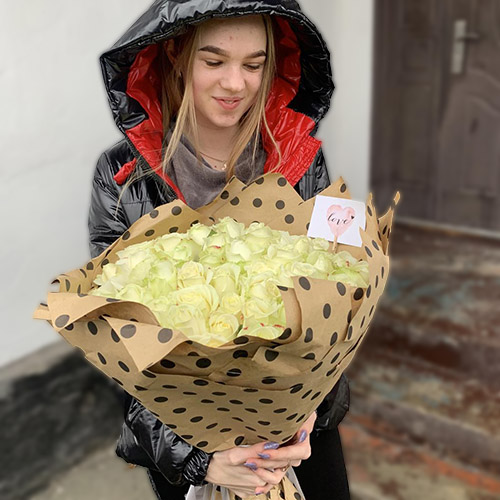 живе фото товару "51 біла троянда"