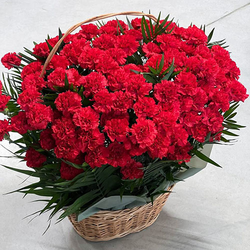 Фото товара 100 гвоздик у кошику у Надвірній